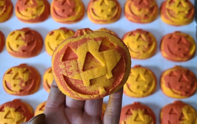 The Jack-o-Lantern bath bomb