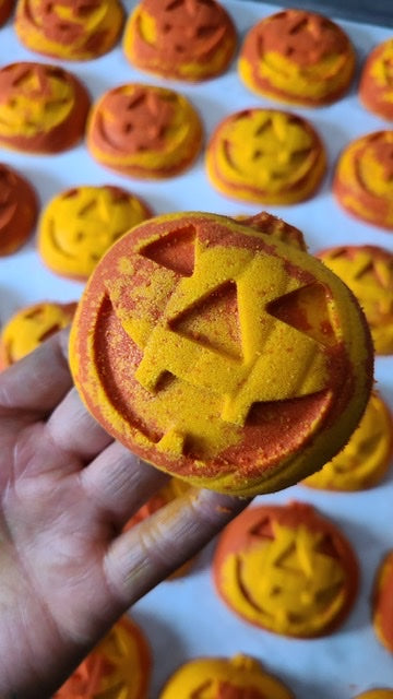 The Jack-o-Lantern bath bomb