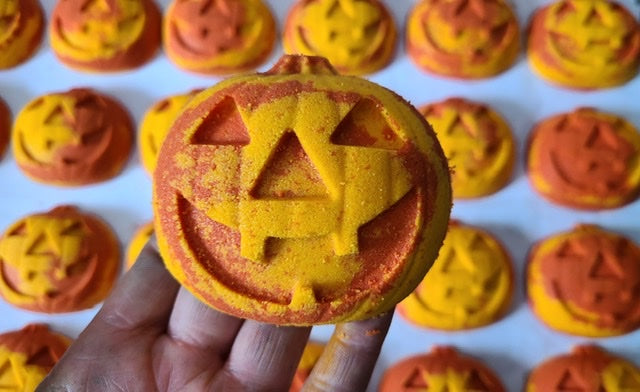 The Jack-o-Lantern bath bomb